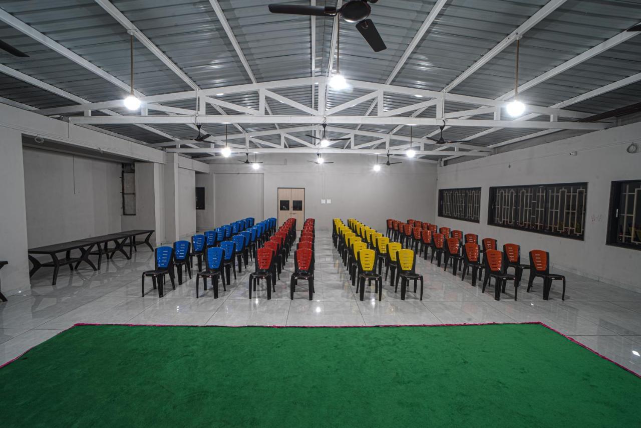 Hotel Saheb Kolhapur Bagian luar foto