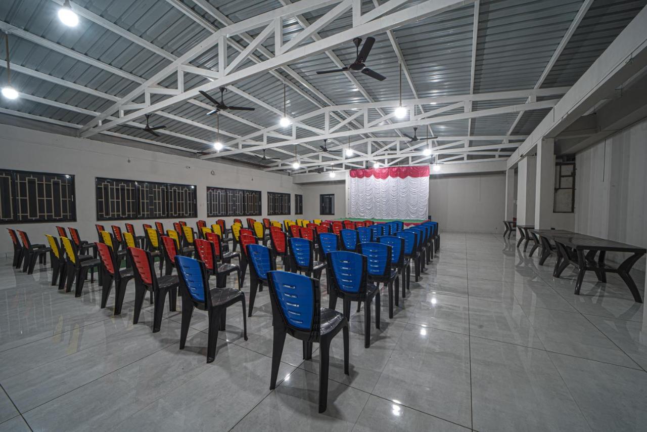 Hotel Saheb Kolhapur Bagian luar foto