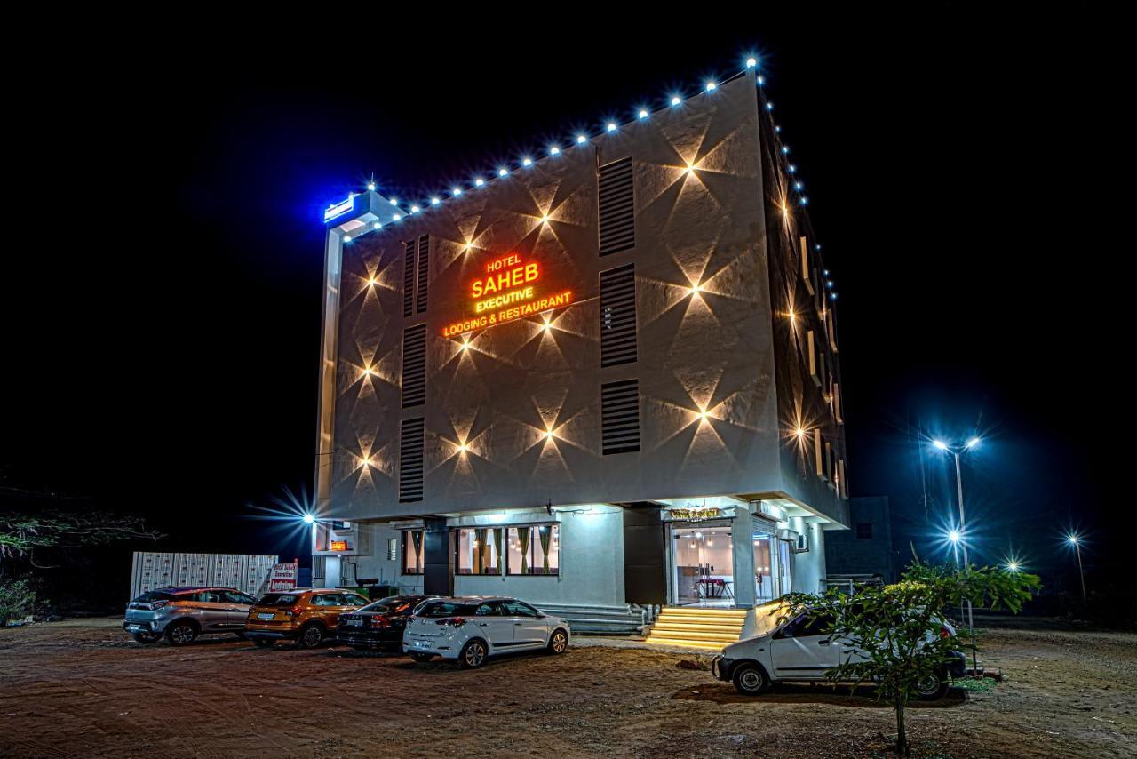 Hotel Saheb Kolhapur Bagian luar foto