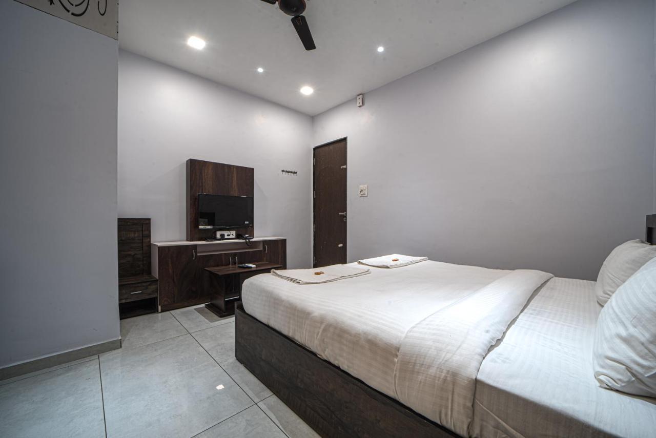 Hotel Saheb Kolhapur Bagian luar foto