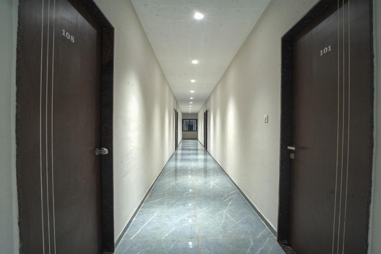 Hotel Saheb Kolhapur Bagian luar foto