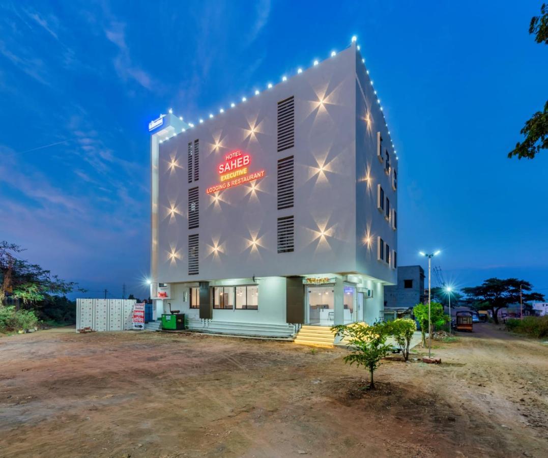 Hotel Saheb Kolhapur Bagian luar foto