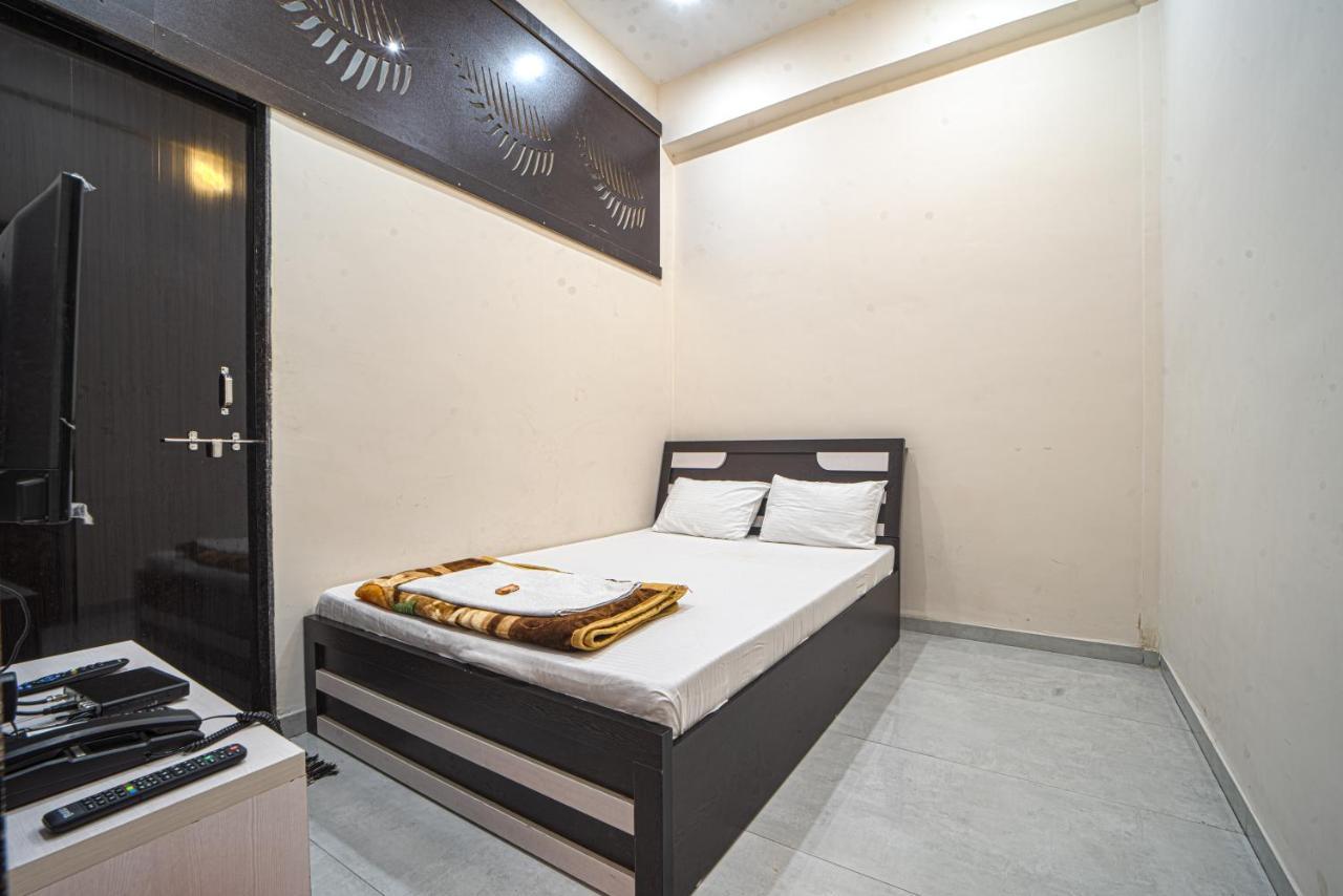 Hotel Saheb Kolhapur Bagian luar foto