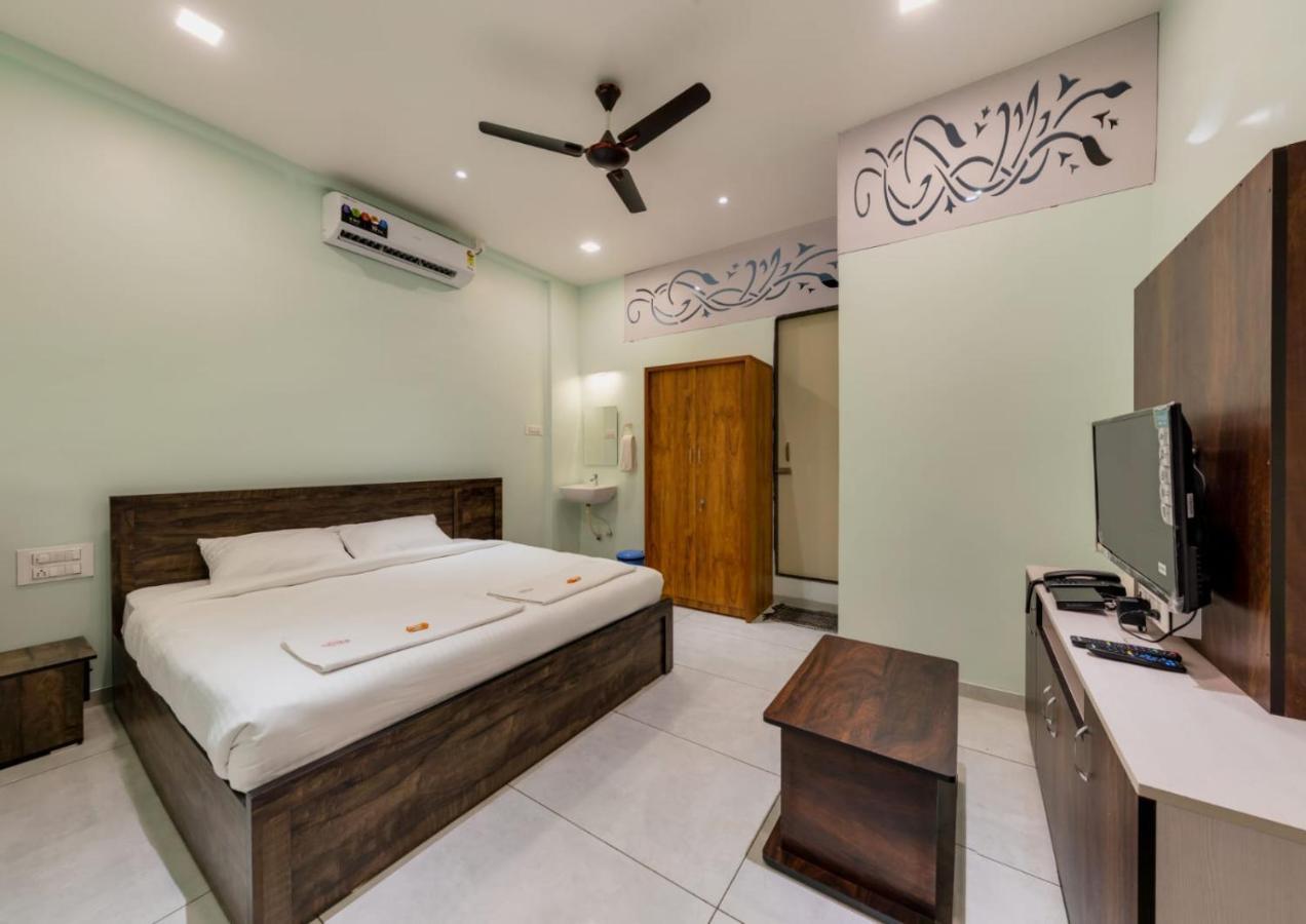 Hotel Saheb Kolhapur Bagian luar foto