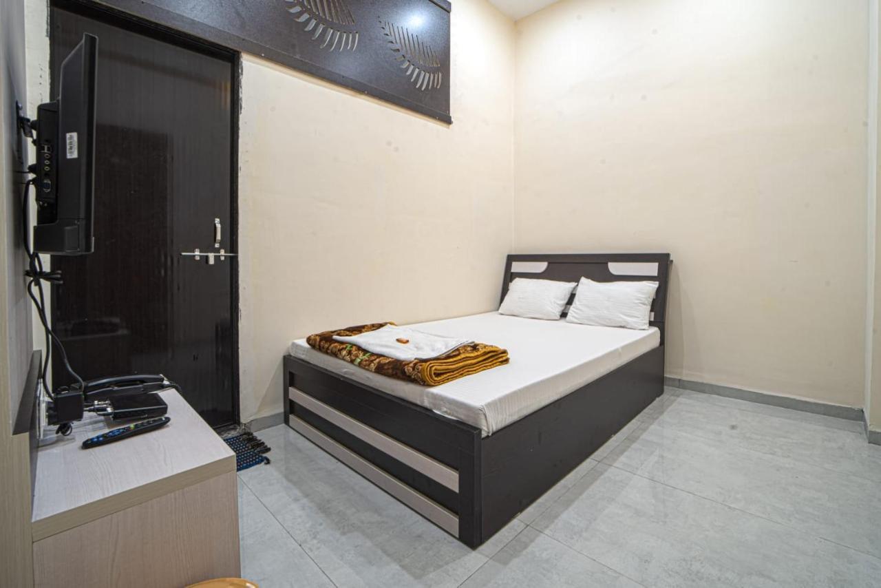 Hotel Saheb Kolhapur Bagian luar foto