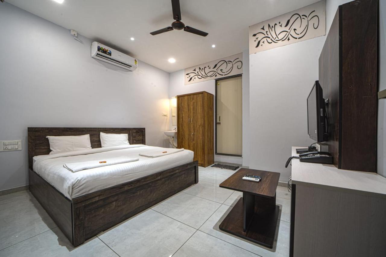 Hotel Saheb Kolhapur Bagian luar foto