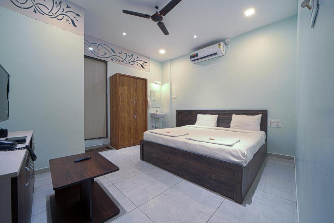 Hotel Saheb Kolhapur Bagian luar foto